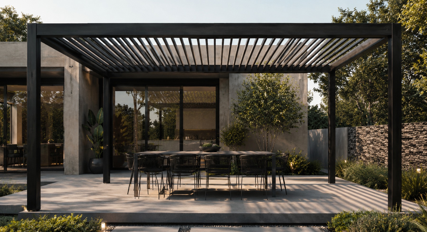 Pérgola metálica negra instalada en un patio